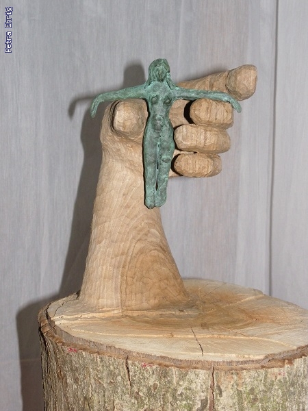 http://petra-ehrig.de/pixlie/cache/vs_Skulptur%202018_1_In%20der%20Hand%20I%202018%20Walnuss%20Bronze%2047x33x30cm.jpg