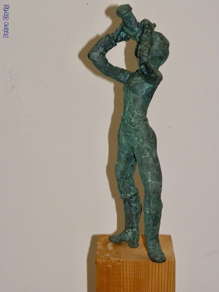 http://petra-ehrig.de/pixlie/cache/vs_Skulptur%202018_Die%20Fotografin%202018%20Bronze%2031x12x9cm.jpg