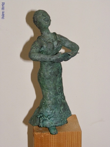 http://petra-ehrig.de/pixlie/cache/vs_Skulptur%202018_Die%20S%E4ngerin%202018%20Bronze%2025x14x11cm.jpg