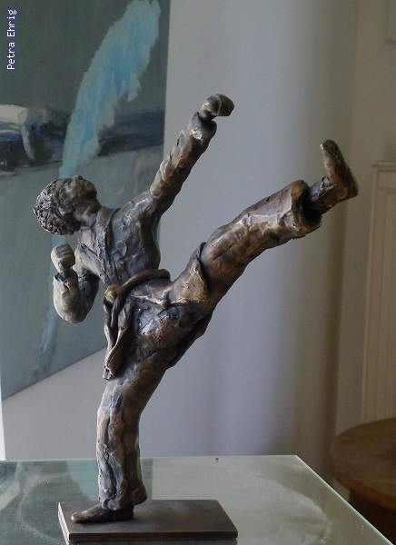 http://petra-ehrig.de/pixlie/cache/vs_Skulptur%202018_Karate%202018%20Bronze%2028x22x7cm.jpg