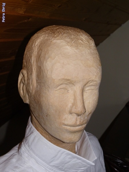 http://petra-ehrig.de/pixlie/cache/vs_Skulptur%202018_Lloyd%20Putin%202018%20Linde%20Fichte%20Textil%20130x50x20cm.jpg